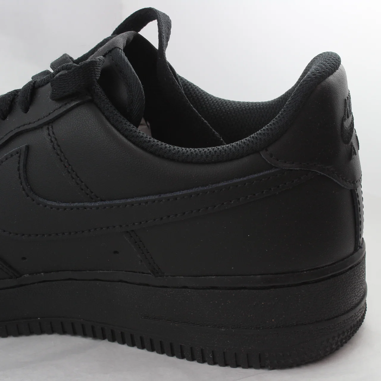 Nike Air Force 1 07 Trainers Black - Image 4